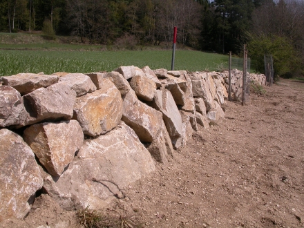 fr02-2015.04.24-neuerrichtete-steinmauer-a-m.schwarz-e465b22c207a1041f747c5188774f2dd