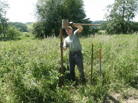 gr01-2013.06.13-m.-schwarz-beim-grenzpfosten-einschlagen-a-c.leitner-1-f03d0606479275a6fe76620b9dea6147